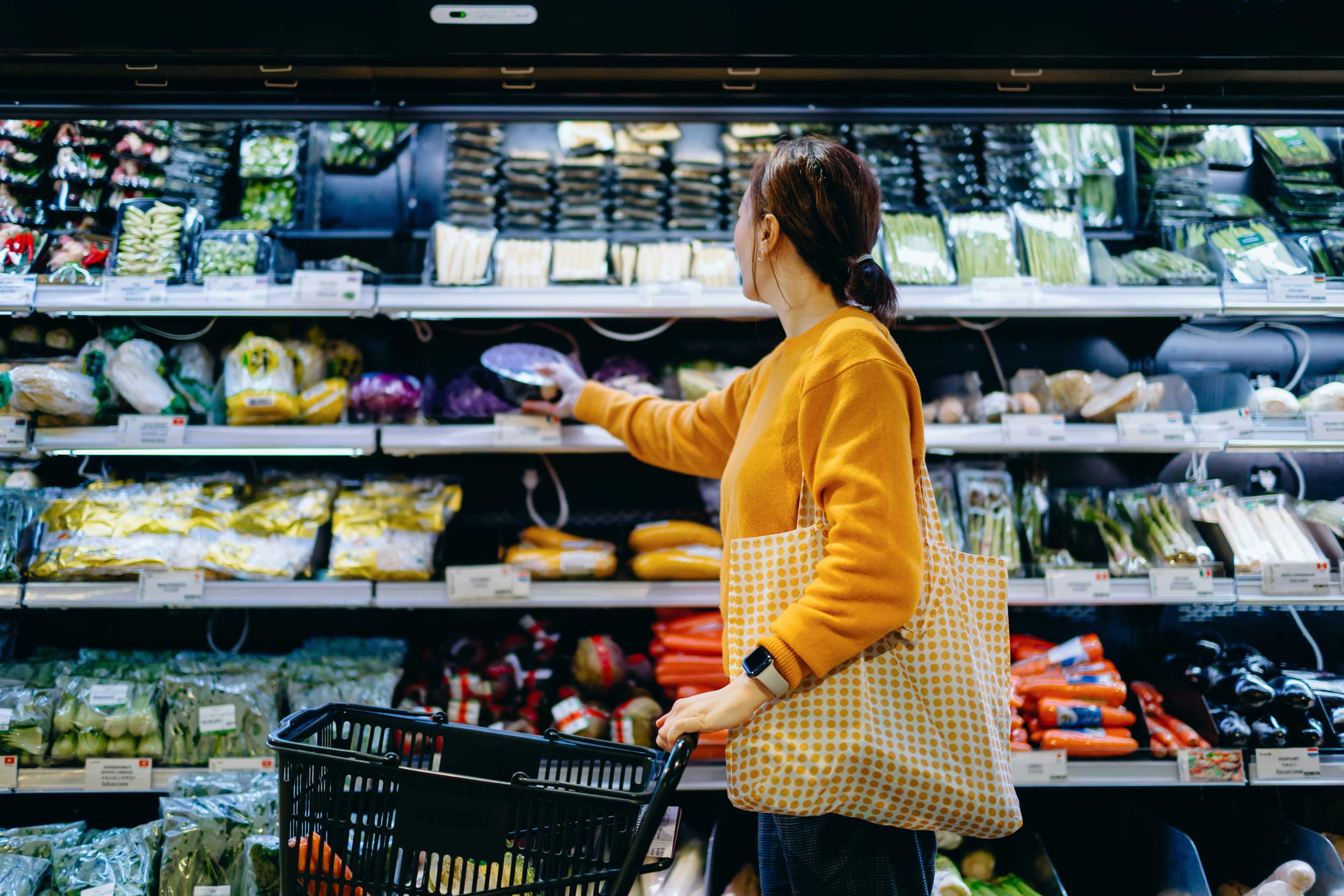 shopping-GettyImages-1465219564-2500